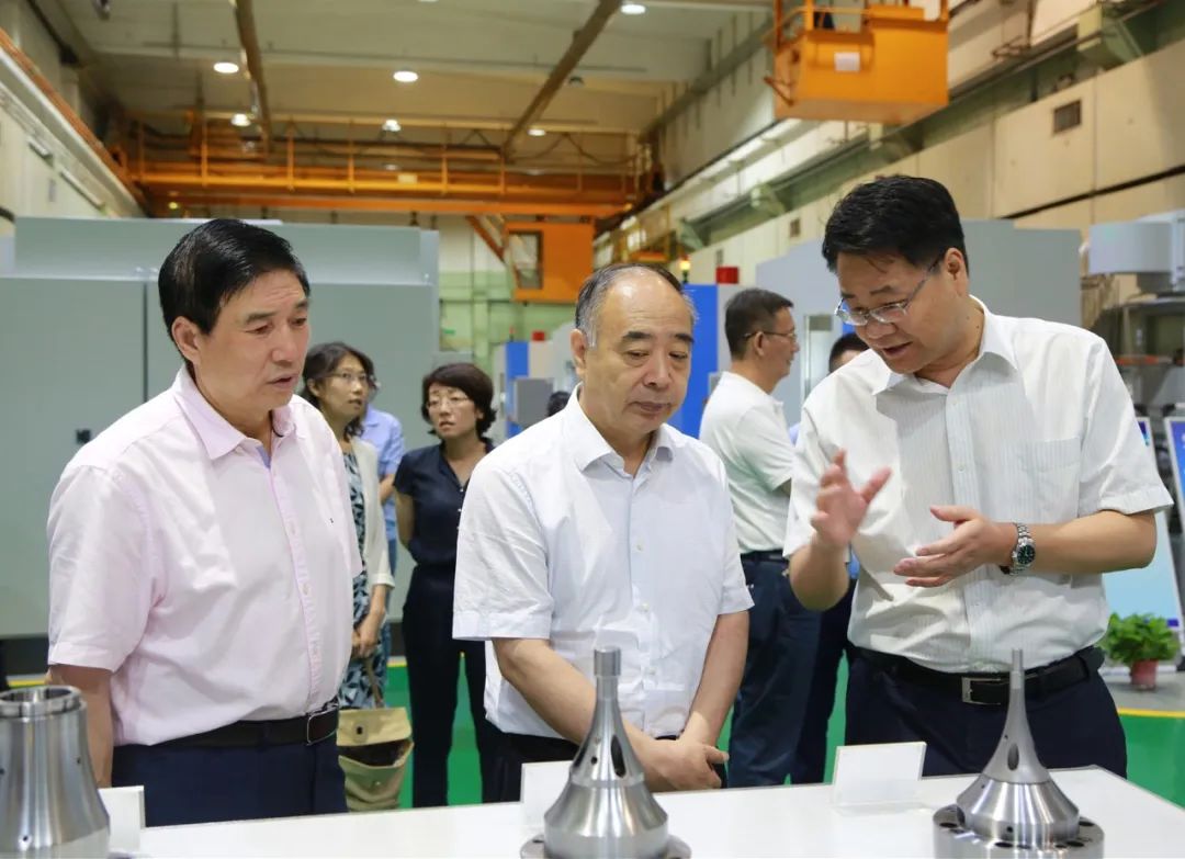 省人大常委會副主任梁宏賢一行蒞臨秦川集團調研